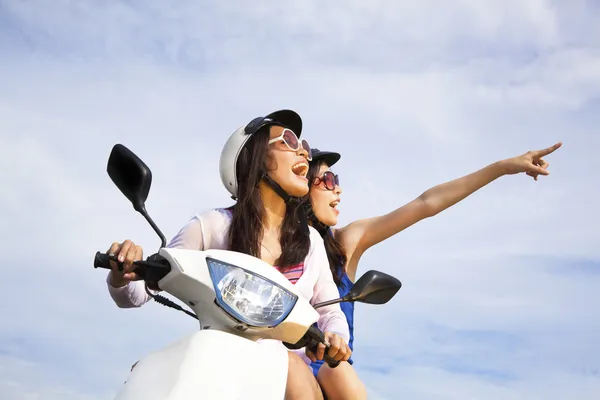 Happy girls mengendarai skuter menikmati liburan musim panas — Stok Foto