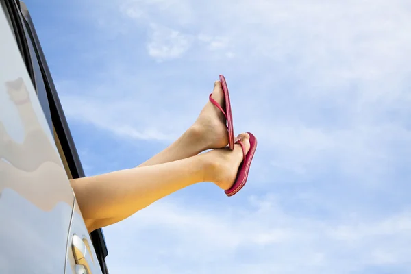 Genç kadının bacakları ve yaz yol gezi konsepti — Stok fotoğraf