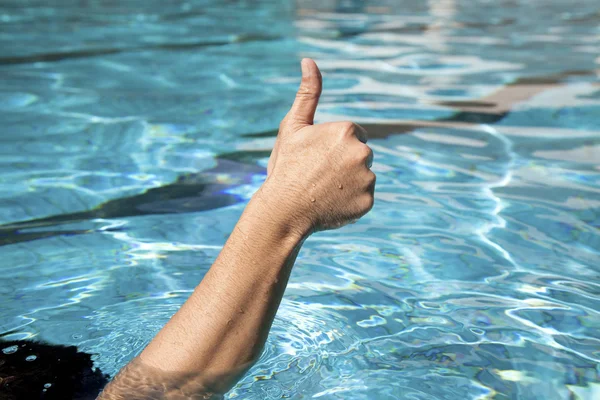 수영 풀에 있는 최대 엄지손가락 — 스톡 사진