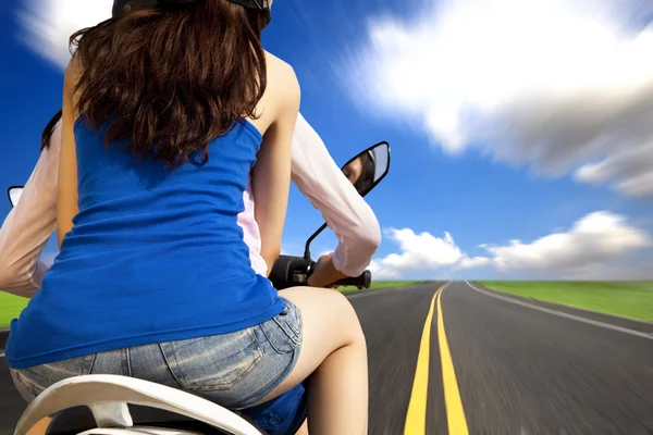 Дівчата катаються на мотоциклі з високою швидкістю на заміській дорозі — стокове фото