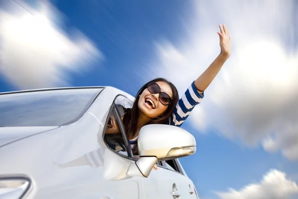 快乐的年轻女人在道路上驾驶的车 — 图库照片