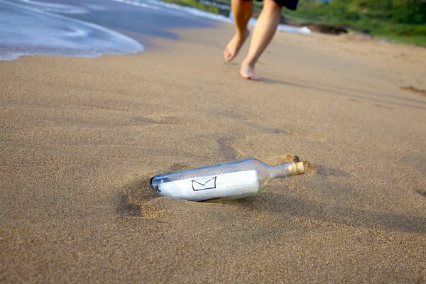 Mail i en flaska på stranden — Stockfoto