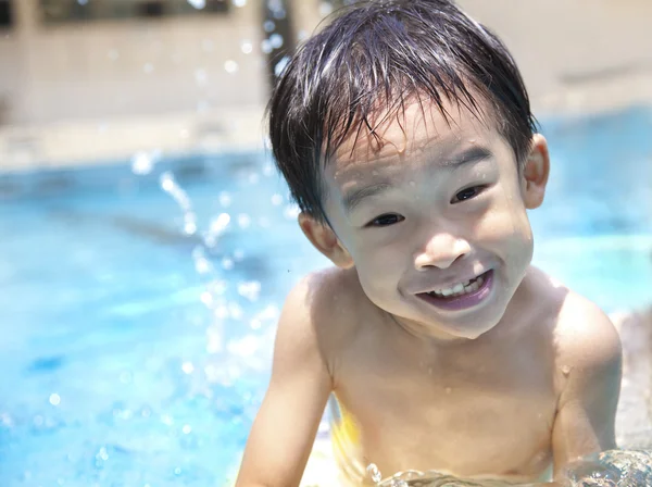 Lycklig pojke i poolen — Stockfoto