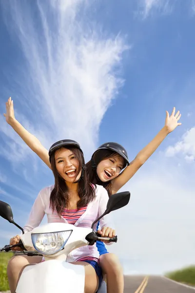 Wanita muda yang bahagia melakukan perjalanan musim panas dengan skuter — Stok Foto