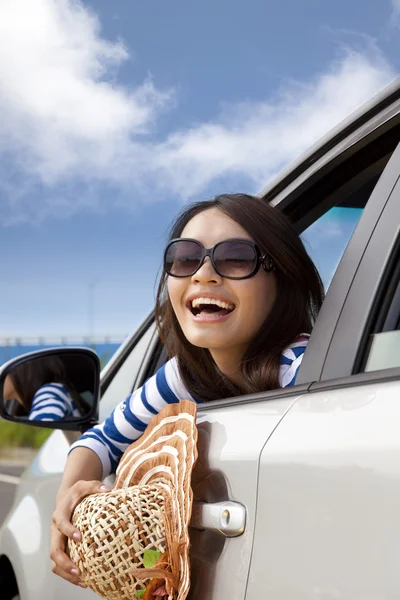Glückliche Frau sitzt im Auto — Stockfoto