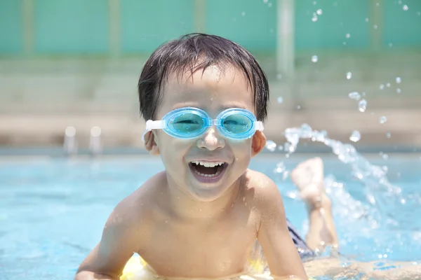 在游泳池里的亚洲男孩 — 图库照片