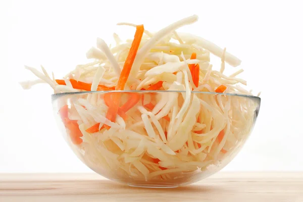 Salat aus frischem Gemüse, geschnittenem Kohl und Karotten — Stockfoto
