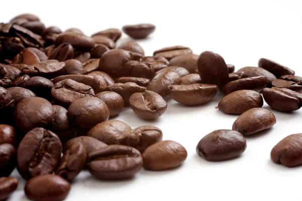 Kaffeekörner auf weißem Hintergrund — Stockfoto