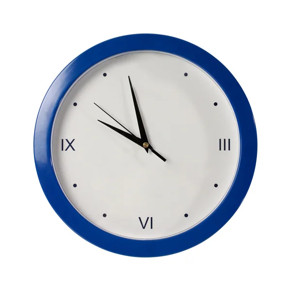 Beyaz zemin üzerinde mavi yuvarlak saat — Stok fotoğraf