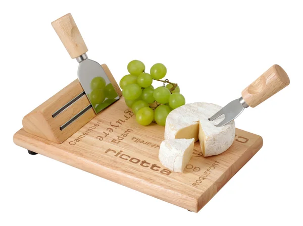 チーズと、木の板のブドウ — ストック写真