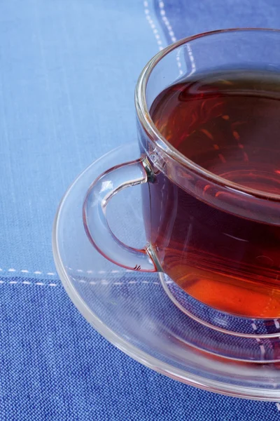 Xícara de chá quente em um guardanapo azul escuro — Fotografia de Stock