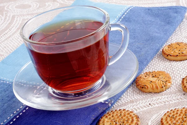 Tasse heißen Tee auf dunkelblauer Serviette — Stockfoto