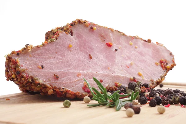Gerookt vlees, rozemarijn en geurige peper op een bord — Stockfoto