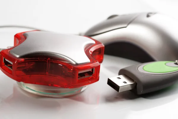 Четыре порта красный USB-концентратор, флэш-память и мышь — стоковое фото