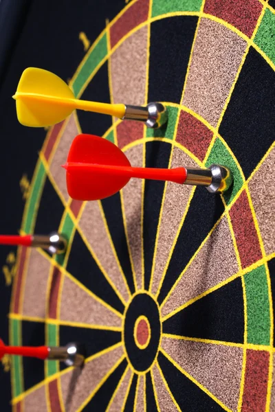 Close-up van een dartsboard met gele en rode magnetische darts — Stockfoto