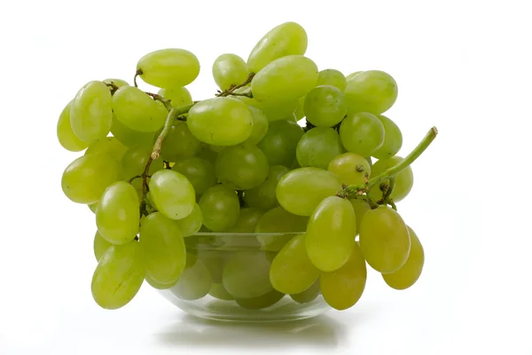 Druiven in een glazen kom, over Wit — Stockfoto
