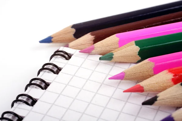 Lápis coloridos no bloco de notas — Fotografia de Stock