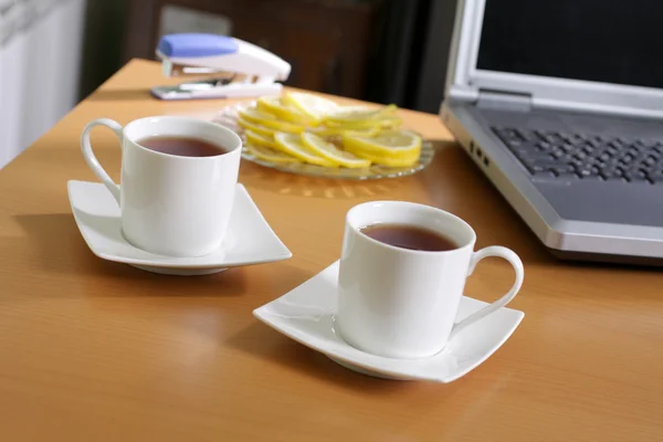 Чай в офисе — стоковое фото