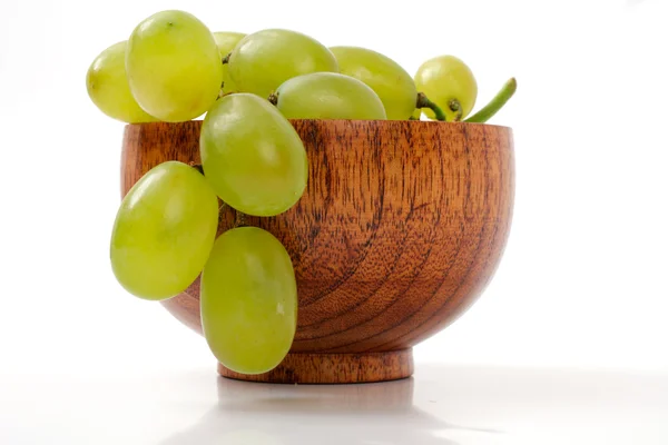 Druiven in een houten kop — Stockfoto