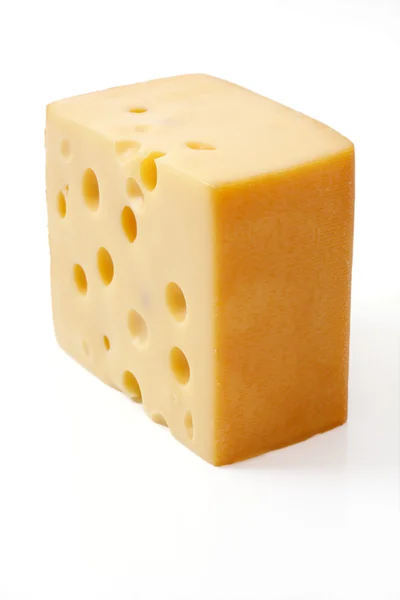 白い背景に隔離されたチーズは — ストック写真