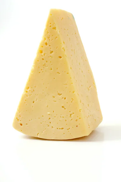 白い背景に隔離されたチーズは — ストック写真