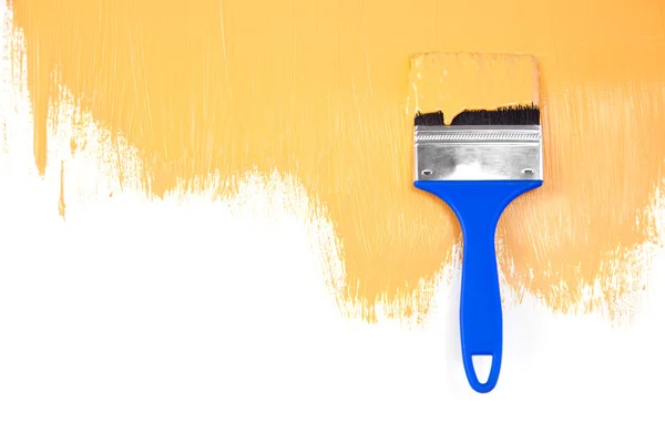 Turuncu boyalı fırça şekli / beyaz arka plan — Stok fotoğraf
