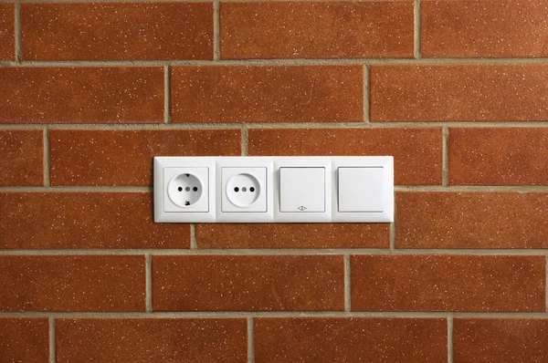 电源插座在砖墙上 / 水平/摄 — 图库照片