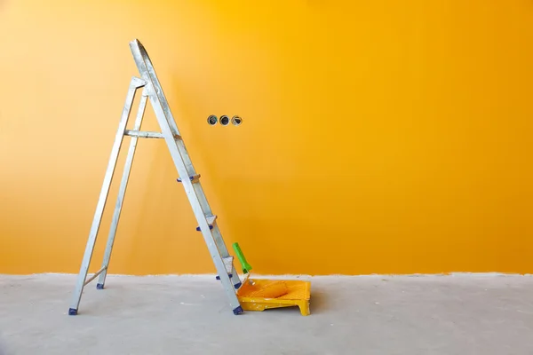 Mejora del hogar / escalera, lata de pintura y rodillo de pintura —  Fotos de Stock