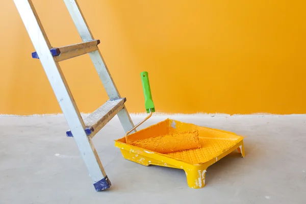 Renovering / stege, måla kan och paint roller — Stockfoto