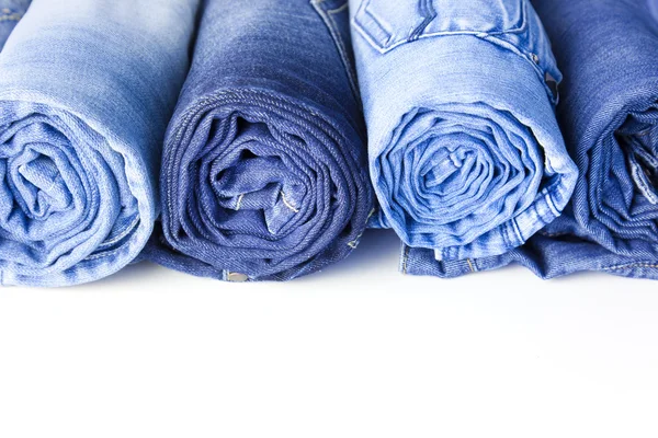 Рулони синіх джинсів ізольовані на білому тлі — стокове фото