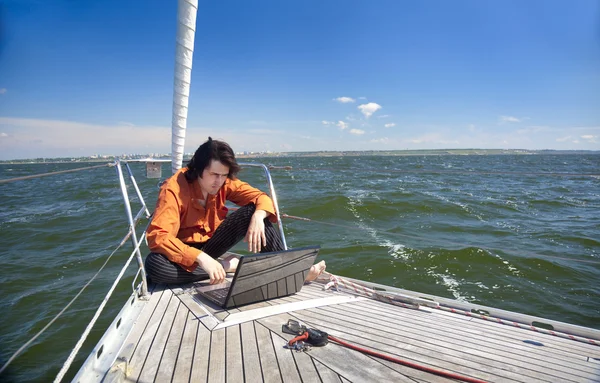 Forretningsmand med laptop på sejlbåd - Stock-foto