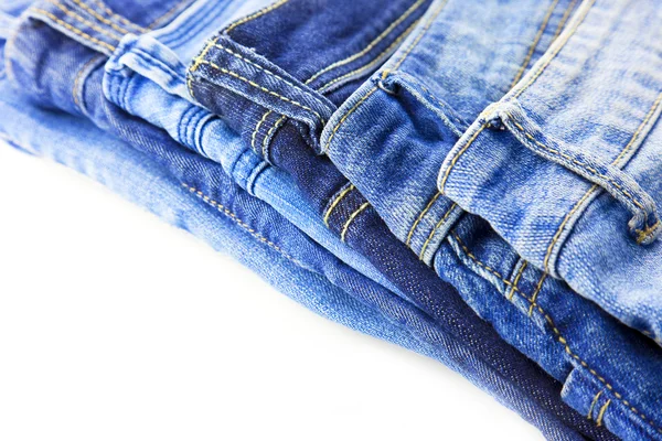 Beyaz arkaplanda izole edilmiş mavi kot pantolon — Stok fotoğraf