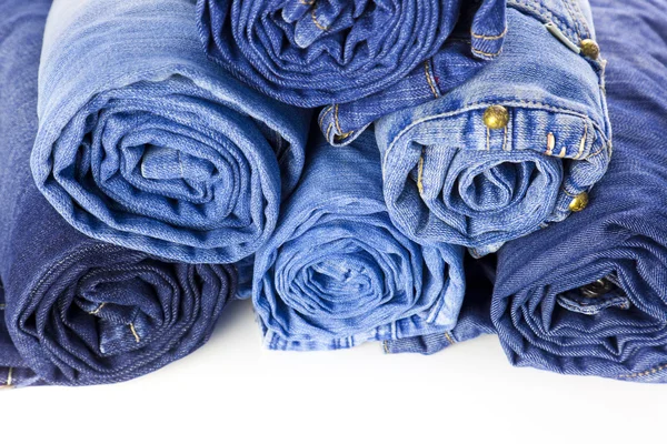 Rolos de Jeans azuis isolados em fundo branco — Fotografia de Stock