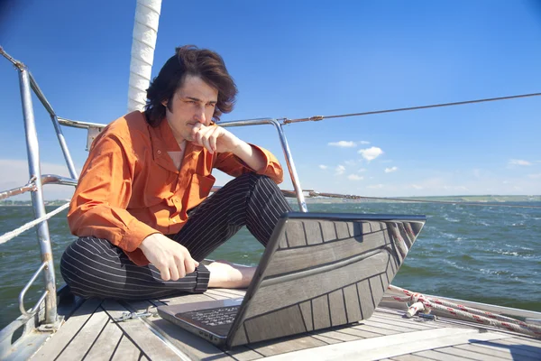 Homme d'affaires avec ordinateur portable sur voilier — Photo
