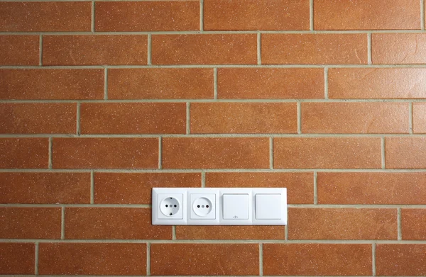 电源插座在砖墙上 / 水平/摄 — 图库照片