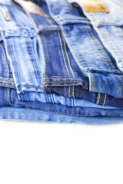 Modré džíny izolované na bílém pozadí — Stock fotografie
