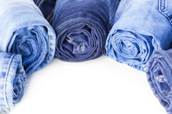 Rolos de Jeans azuis isolados em fundo branco — Fotografia de Stock