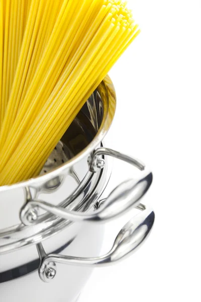 Cocina italiana / cacerola con espaguetis / aislado en blanco —  Fotos de Stock