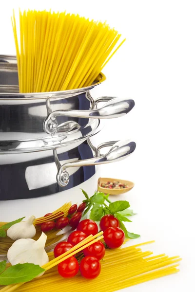 Italiensk matlagning / pasta, tomater, basilika, vitlök och kastrull — Stockfoto