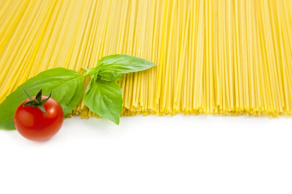 Italské vaření /spaghetti s rajčaty a bazalkou / izolovaných na — Stock fotografie
