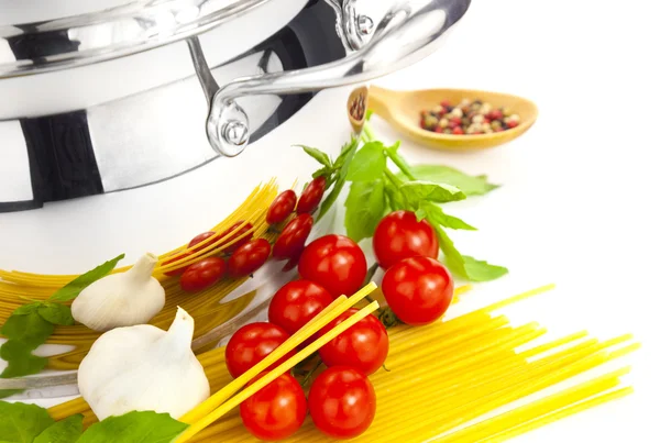 Italian cooking / pasta, tomatoes, basil, garlic and saucepan — Stock Photo, Image