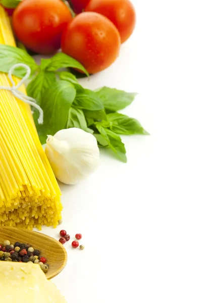 Ingredience pro italskou kuchyni: bazalka, rajče, parmezán, česnek — Stock fotografie