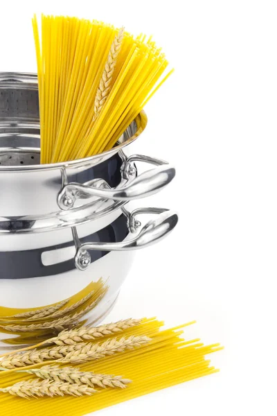 Italiensk matlagning / kastrull med pasta / isolerade på vit — Stockfoto