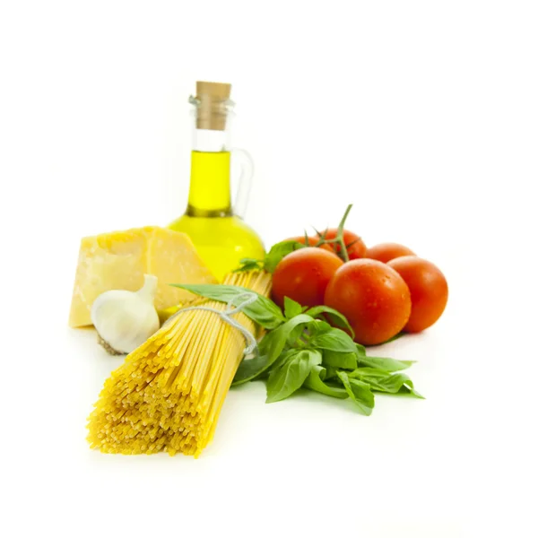 Ingredientes para a cozinha italiana: manjericão, tomate, parmesão, alho — Fotografia de Stock
