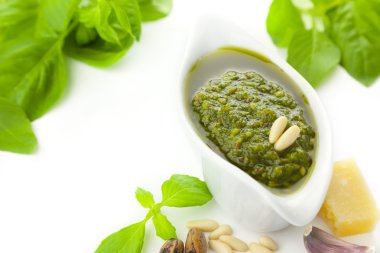 Taze Pesto ve bileşenlerin / beyaz izole