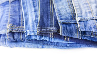 beyaz arkaplanda izole edilmiş mavi kot pantolon
