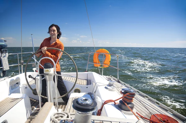 Joven es el capitán del barco de vela — Foto de Stock