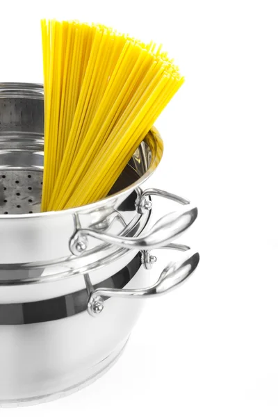 Italienische Küche / Topf mit Spaghetti / isoliert auf weiß — Stockfoto