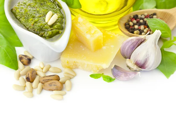 Verse Pesto en zijn ingrediënten / geisoleerd op wit — Stockfoto