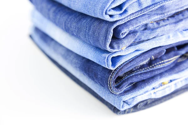Blue Jeans isoliert auf weißem Hintergrund — Stockfoto